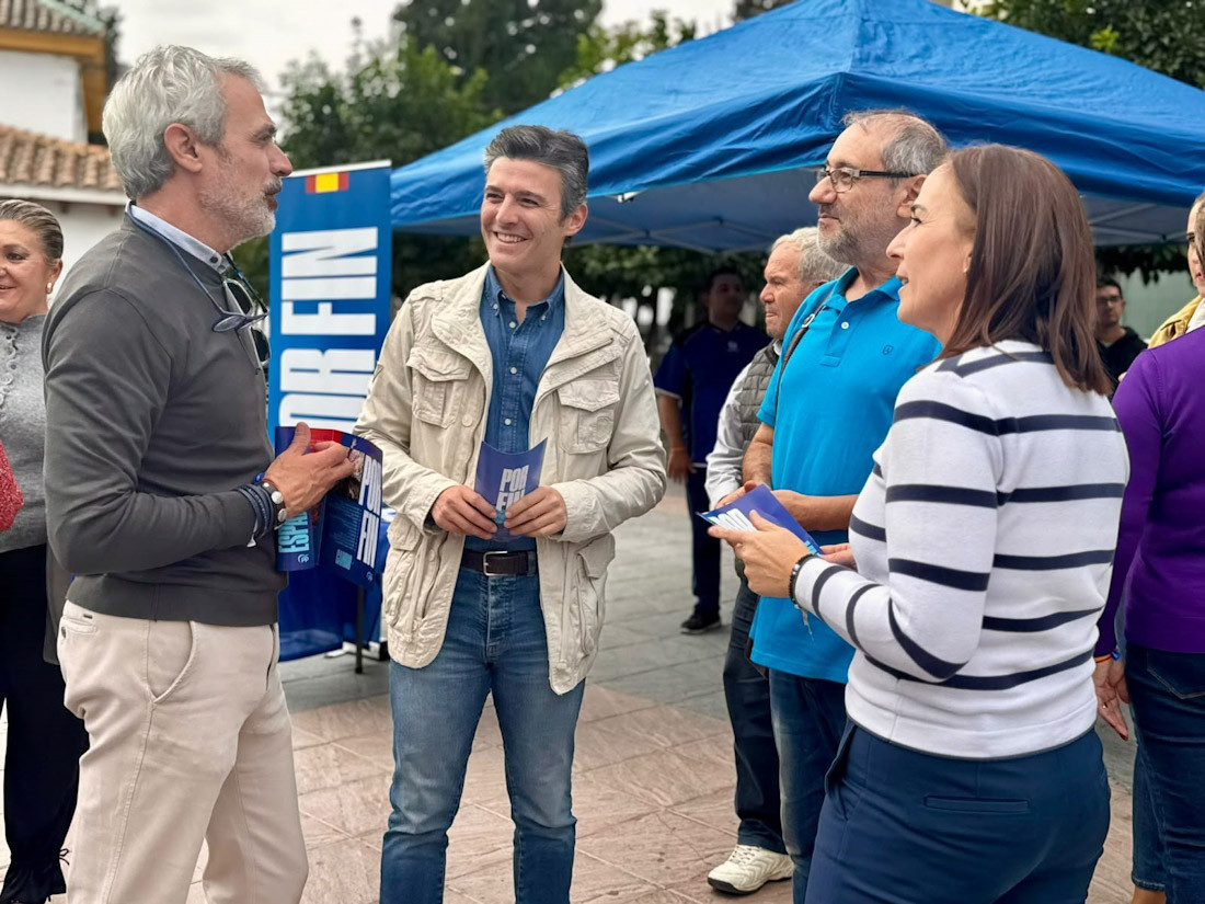Los candidatos del PP de Granada al Congreso, Jorge Saavedra y Lourdes Ramírez, acompañados por el alcalde de Órgiva, Raúl Orellana, han participado en una mesa informativa (PP GRANADA)