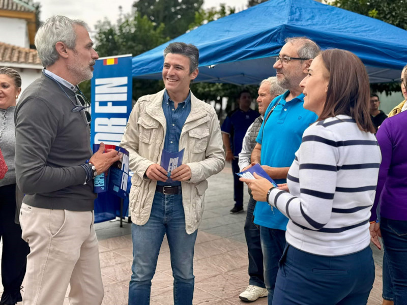 Los candidatos del PP de Granada al Congreso, Jorge Saavedra y Lourdes Ramírez, acompañados por el alcalde de Órgiva, Raúl Orellana, han participado en una mesa informativa (PP GRANADA) Los candidatos del PP de Granada al Congreso, Jorge Saavedra y Lourdes Ramírez, acompañados por el alcalde de Órgiva, Raúl Orellana, han participado en una mesa informativa (PP GRANADA)