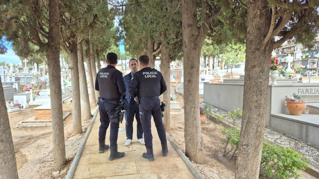 El alcalde Puliana junto a la Policia Local en el cementerio del municipio (AYTO. PULIANAS)
