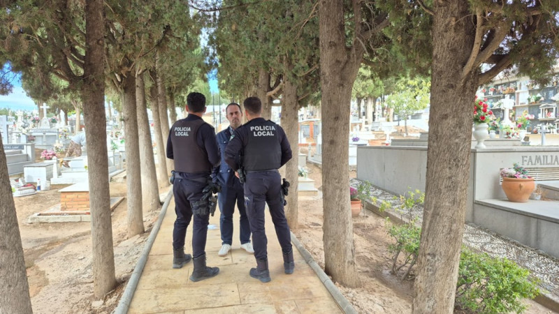 El alcalde Puliana junto a la Policia Local en el cementerio del municipio (AYTO. PULIANAS)