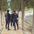 El alcalde Puliana junto a la Policia Local en el cementerio del municipio (AYTO. PULIANAS)
