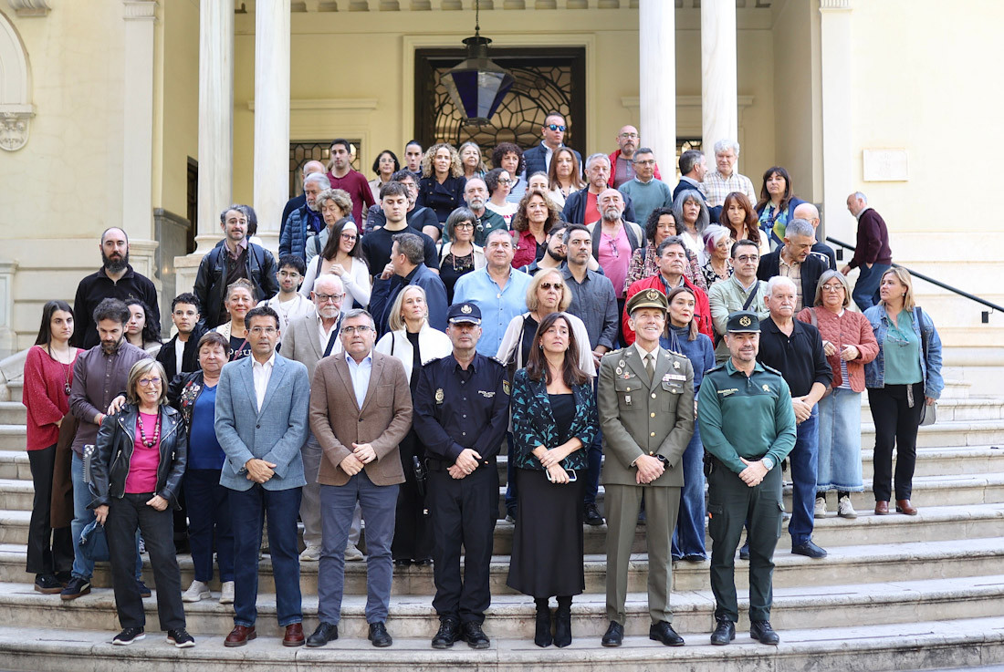 Minuto de silencio en Subdelegacion (GPMEDIA)