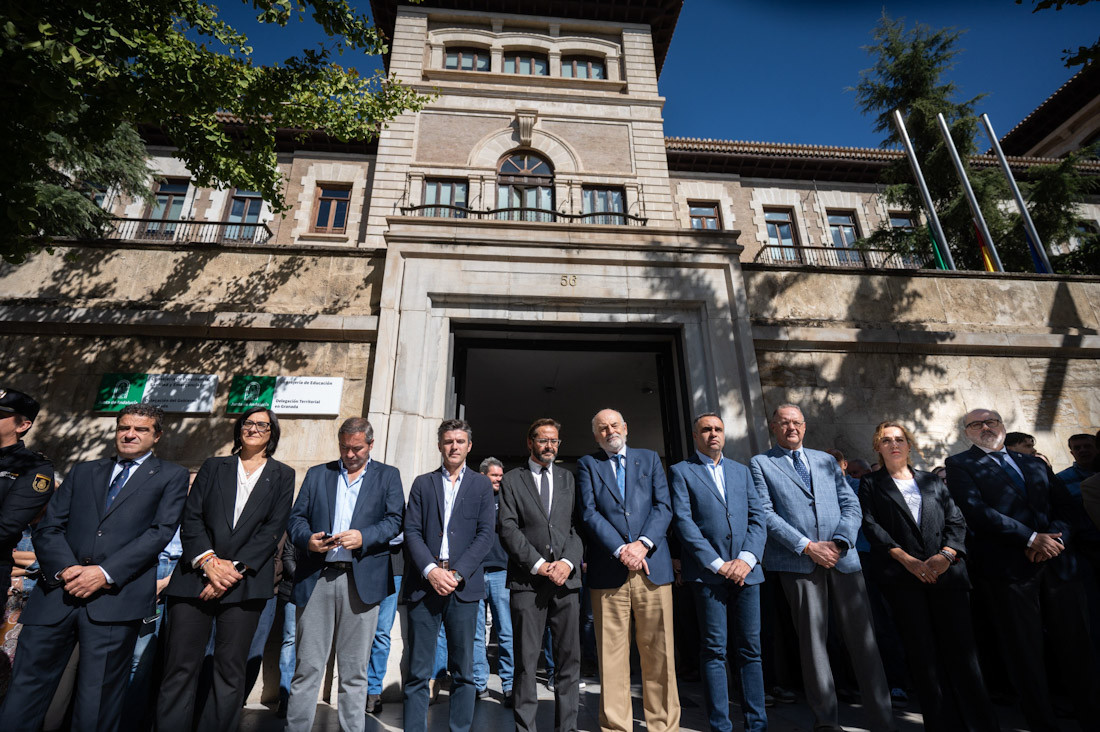 Minuto de silencio en la sede la Junta (JUNTA)