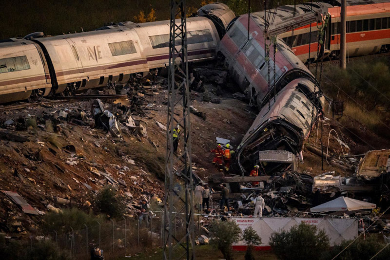 Efectivos de la UME trabajando este pasado jueves en los vagones descarrilados en la zona del accidente ferroviario en Urda (DIEGO RADAMÉS - EUROPA PRESS) Efectivos de la UME trabajando este pasado jueves en los vagones descarrilados en la zona del accidente ferroviario en Urda (DIEGO RADAMÉS - EUROPA PRESS)