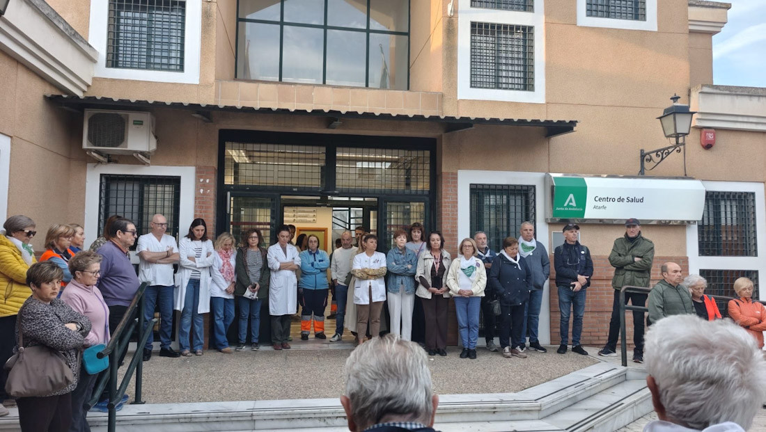 Minuto de silencio en el Centro de Salud de Atarfe (PLATAFORMA)