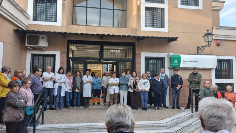 Minuto de silencio en el Centro de Salud de Atarfe (PLATAFORMA) Minuto de silencio en el Centro de Salud de Atarfe (PLATAFORMA)