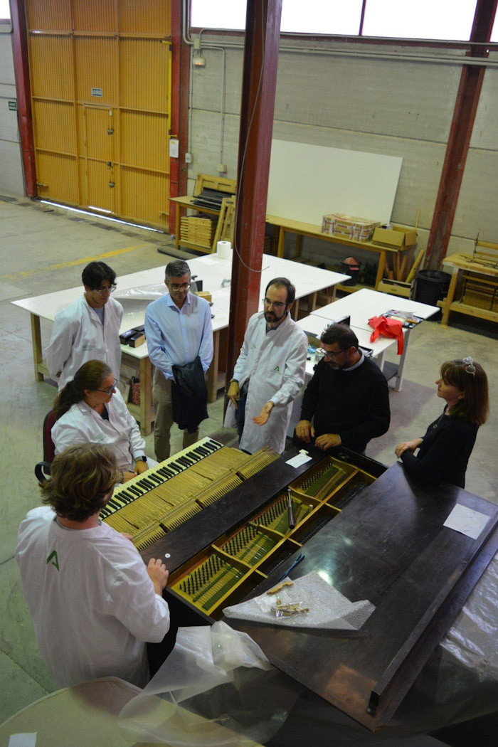 Imagen de archivo de unas de las naves taller del Centro Albayzín que serán dotadas de un sistema de climatización (JUNTA)